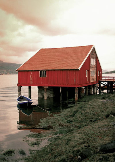 Norveska crvena kuca na obali jezera Default Title