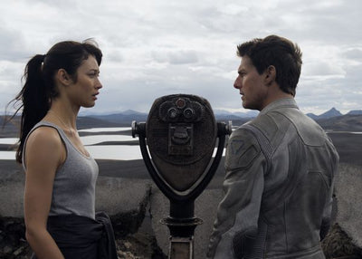 Oblivion (2013)Olga Kurylenko i Tom Cruise Default Title