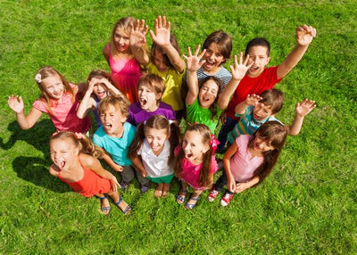 Grupa dece na travi zelenoj Default Title