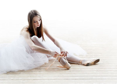 Baletski plesaci balerina vezuje patike Default Title