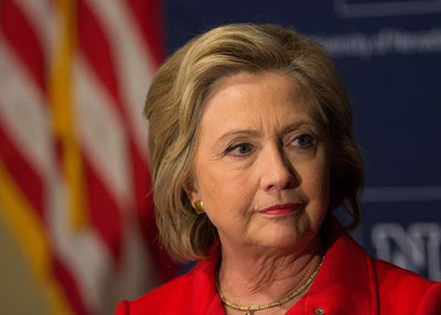 Hillary Clinton pogled u stranu Default Title