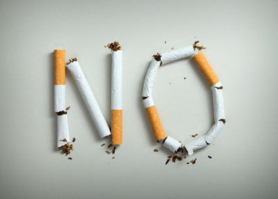 Cigarete i pozadina sive boje Default Title