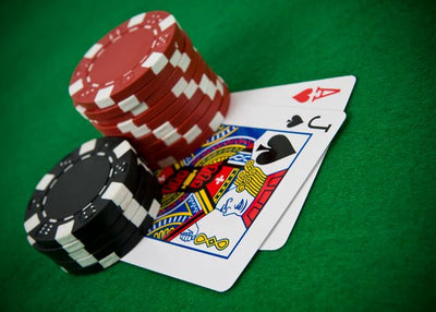 Kockanje karte i cipovi na zelenom stolu Default Title