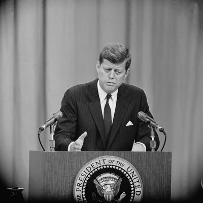 John F. Kennedy za govornicom Default Title