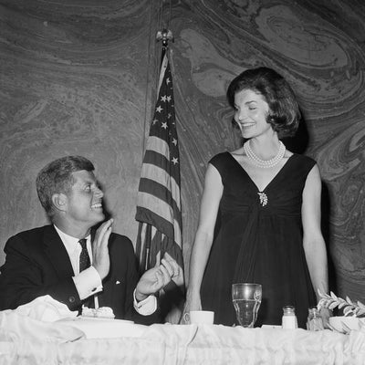 Kennedy sa zenom za stolom Default Title
