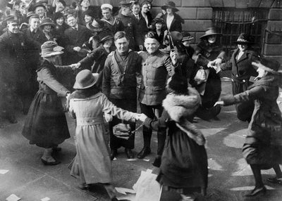 Ljudi igraju na ulici Default Title